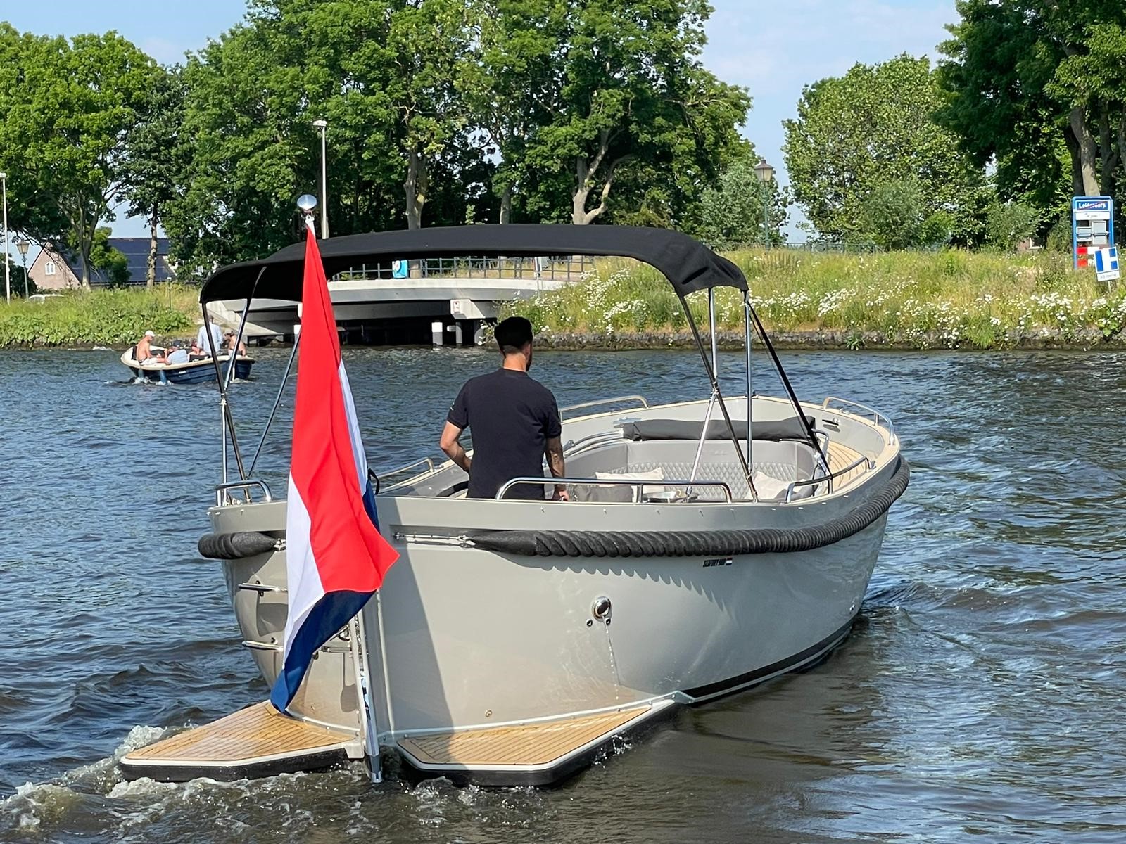Seafury 900, boot varend op water