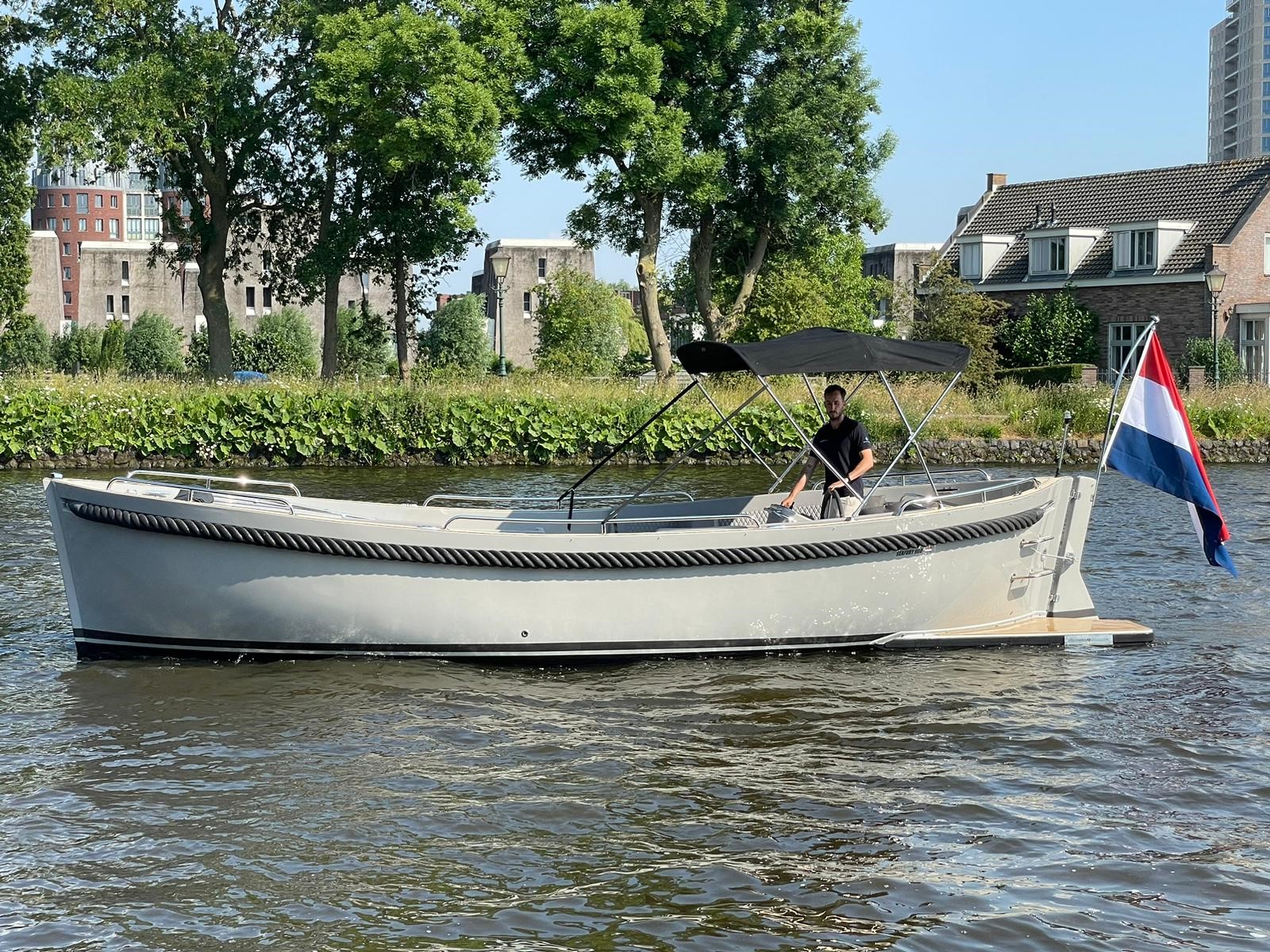 Seafury 900, boot varend op water