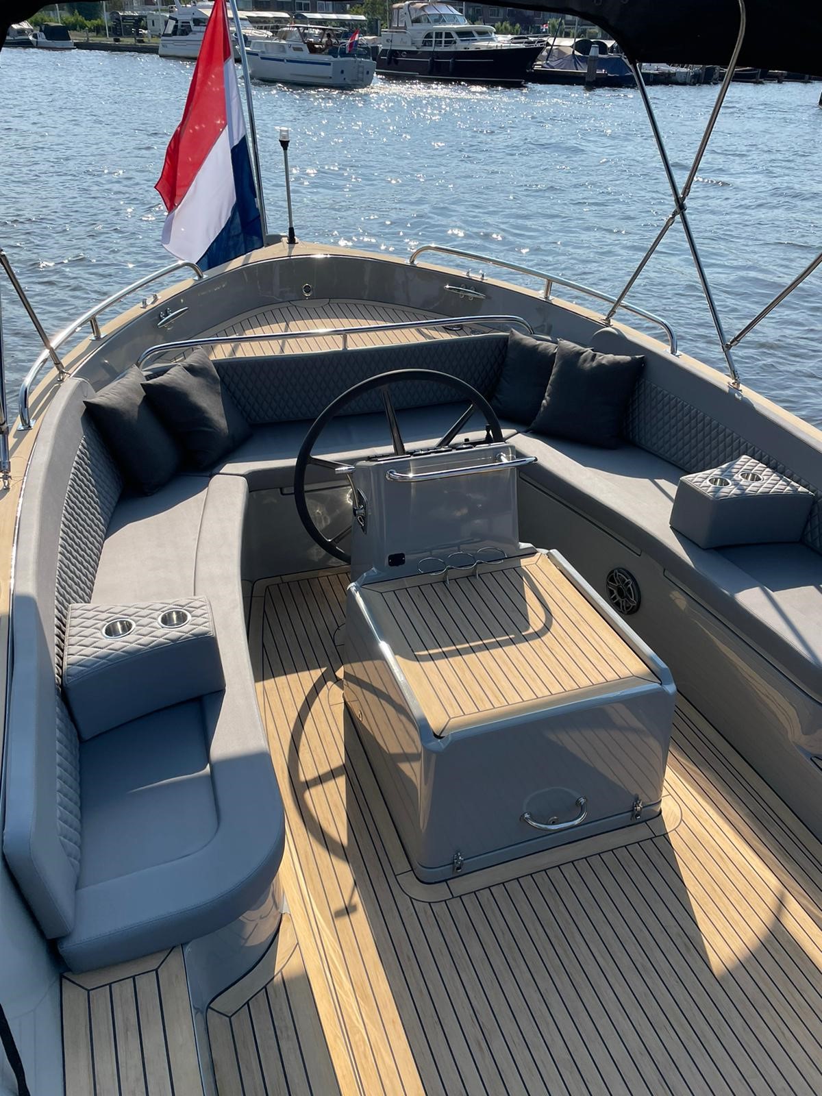 Seafury 900, cockpit met stuurwiel en zitbanken