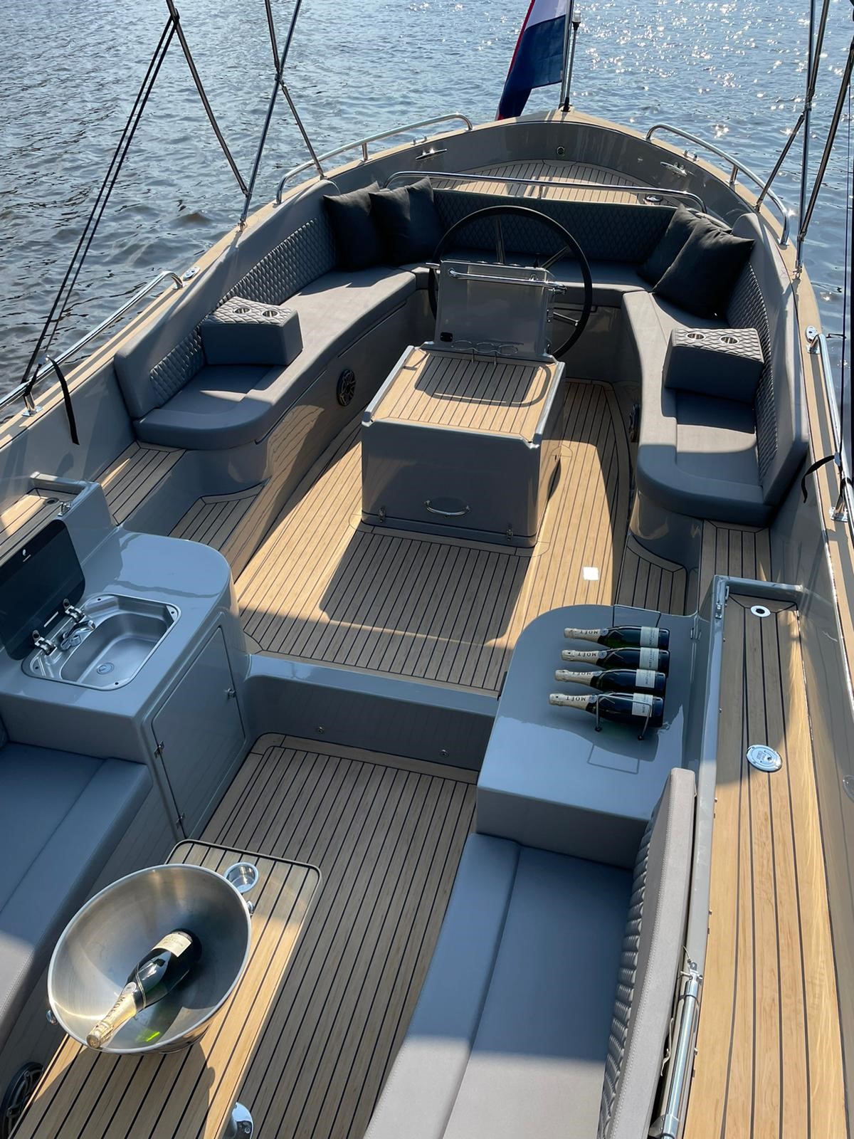 Seafury 900, cockpit met zitbanken en champagne