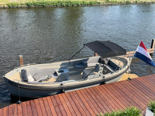 Seafury 900, sloep afgemeerd aan steiger