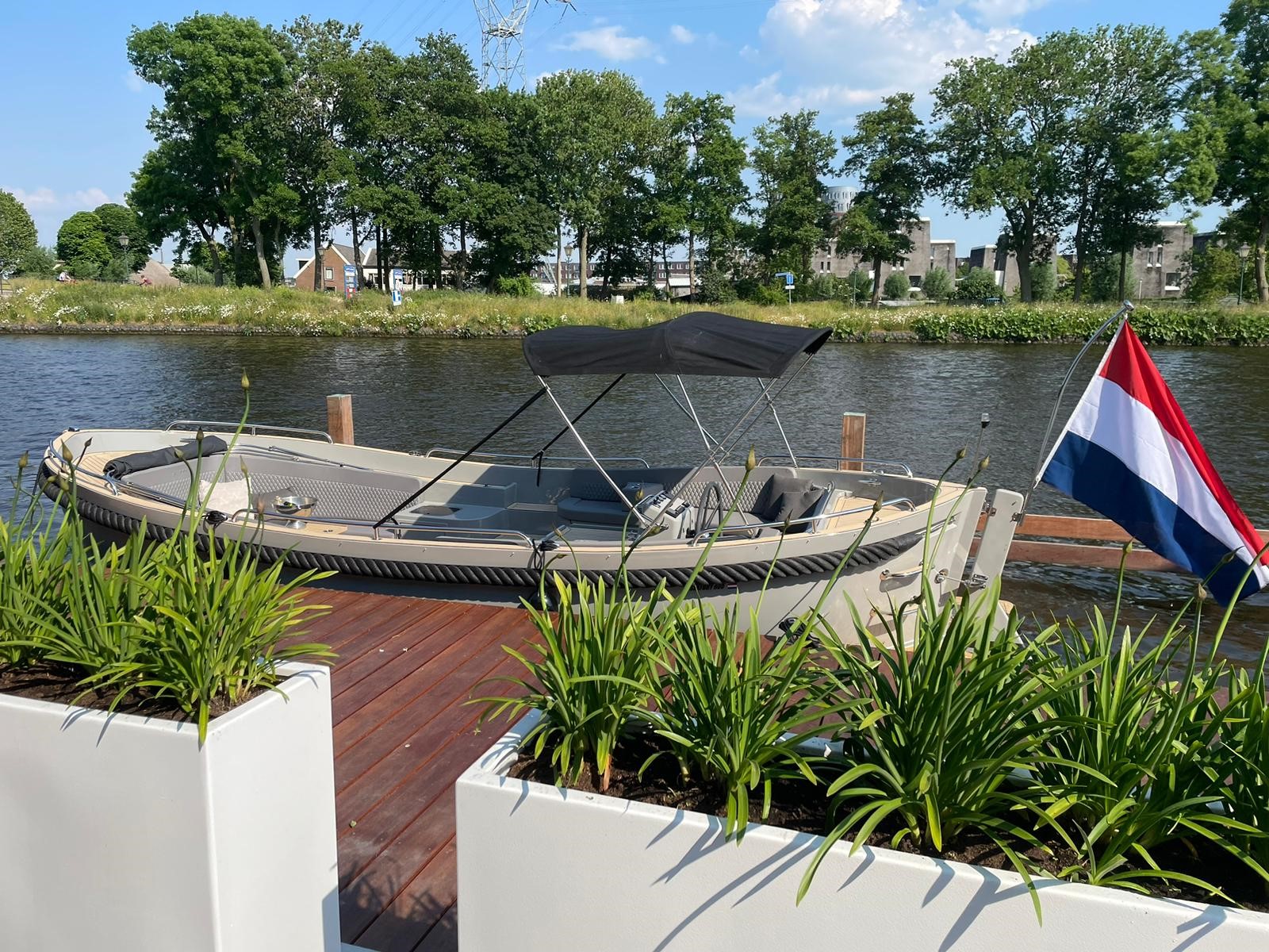 Seafury 900, sloep afgemeerd aan steiger