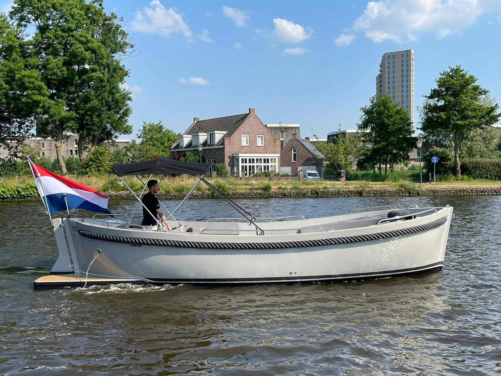 Seafury 900, sloep vaart door grachtwater