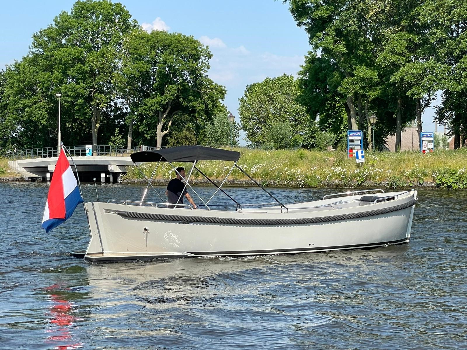 Seafury 900, sloep vaart door kanaal