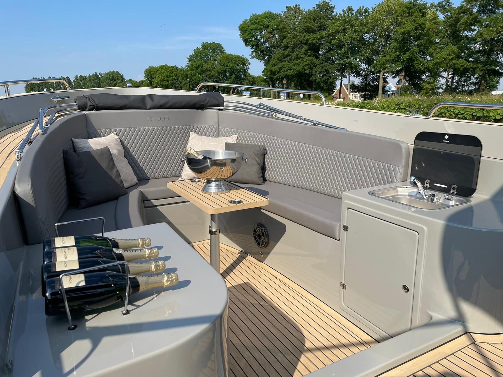 Seafury 900, zitbank met champagne aan boord