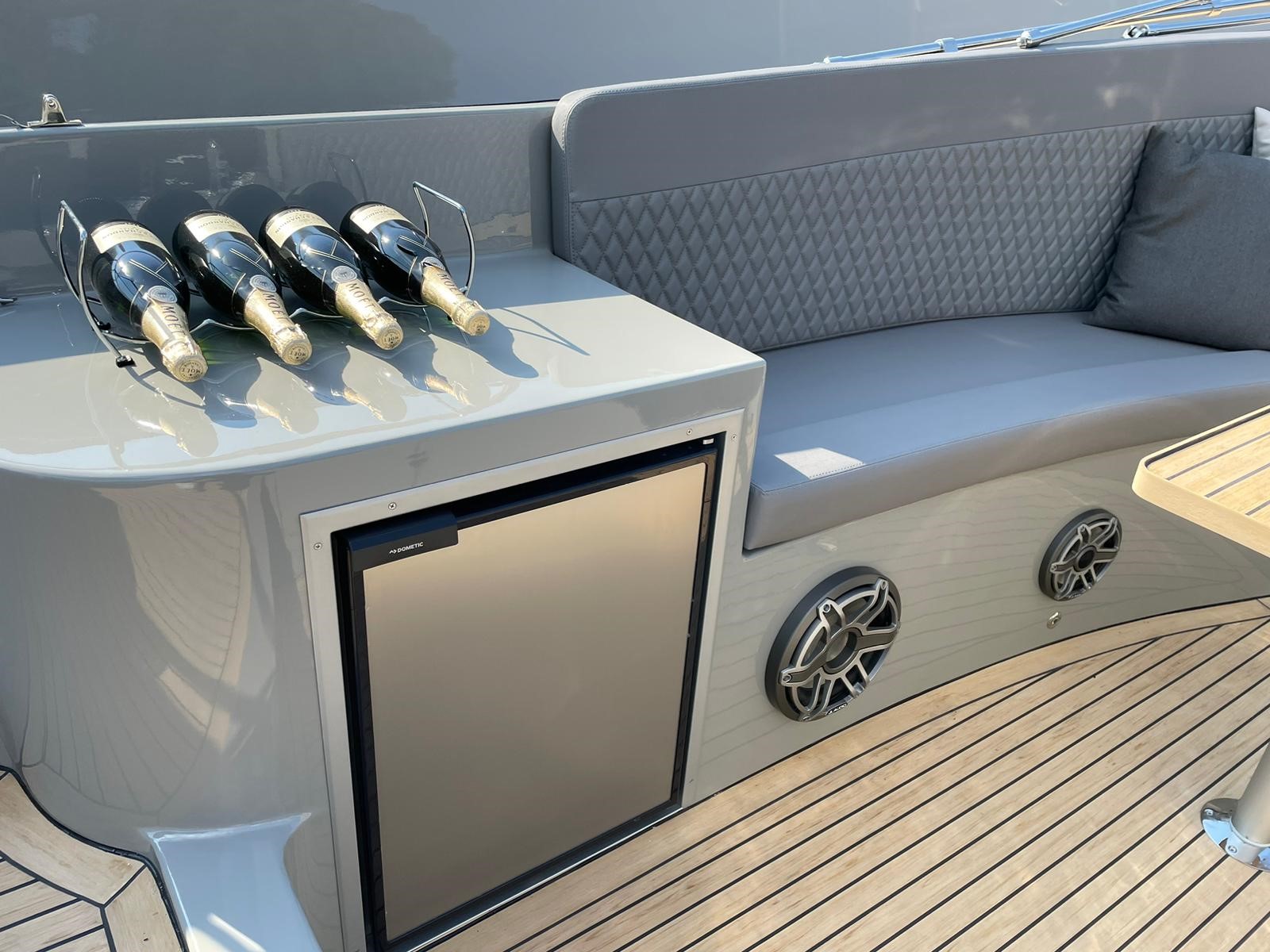 Seafury 900, zitbank met koelkast en champagne