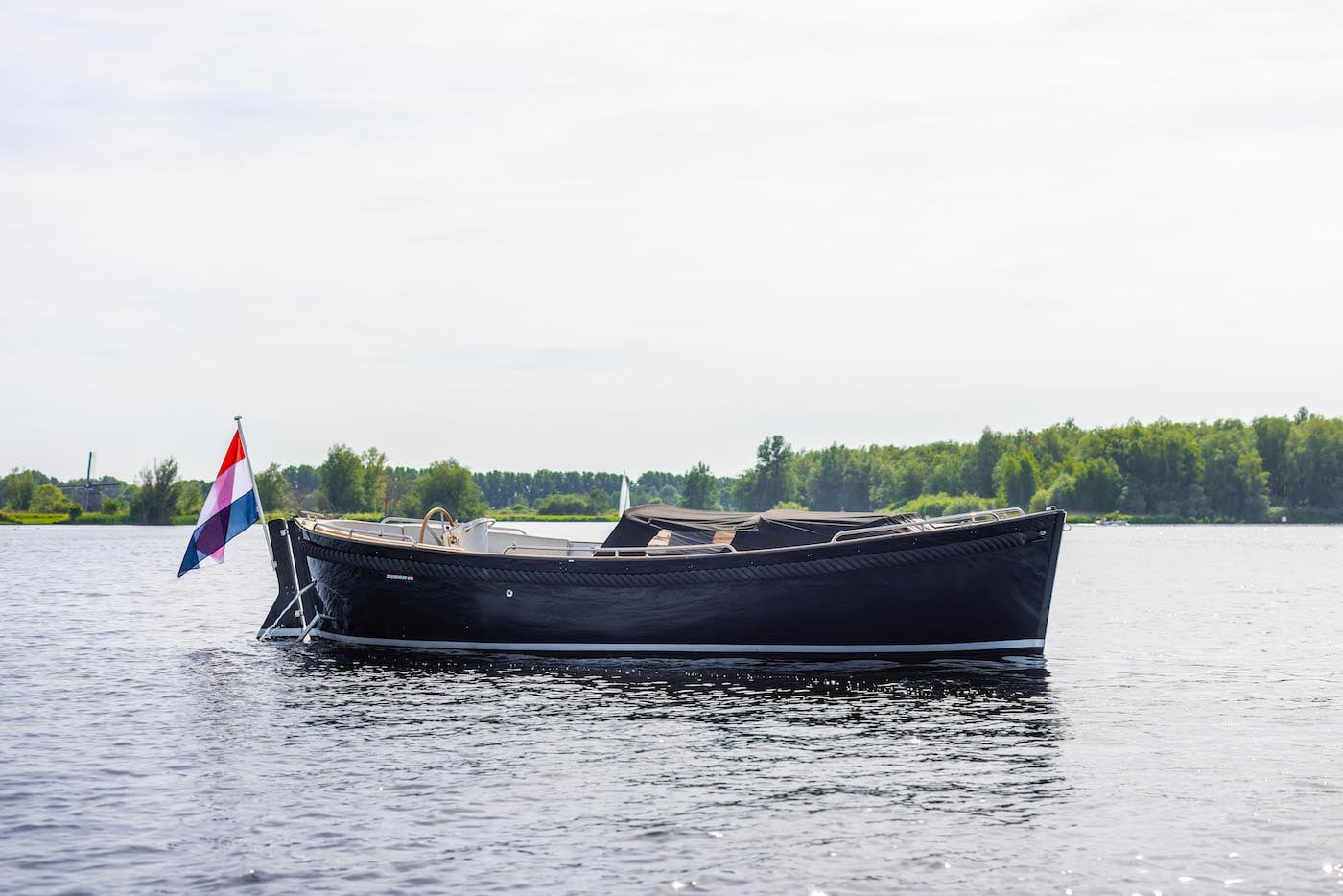 Seafury 900, zwarte sloep op water