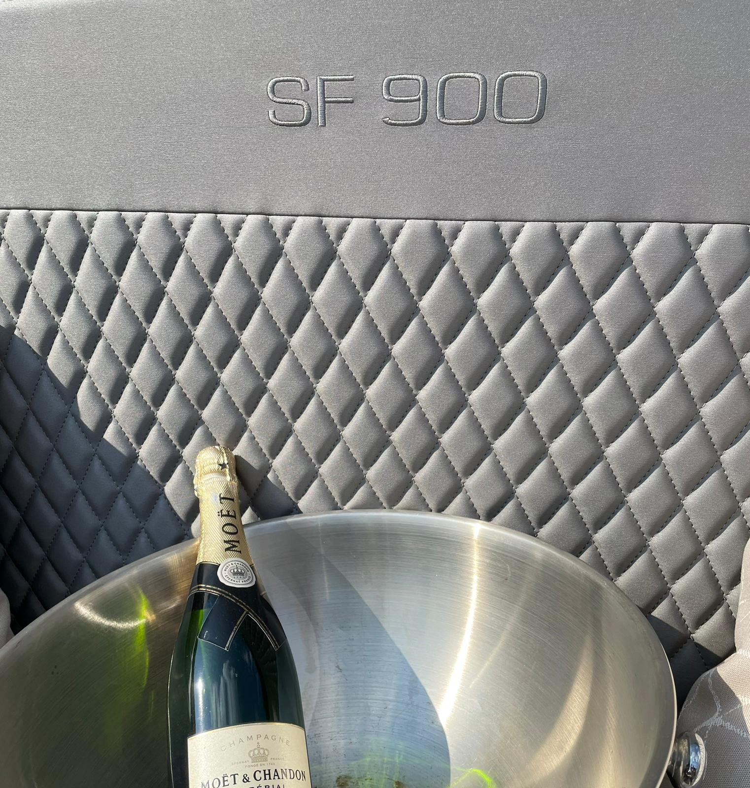 Seafury 900, champagnefles in koeler op boot