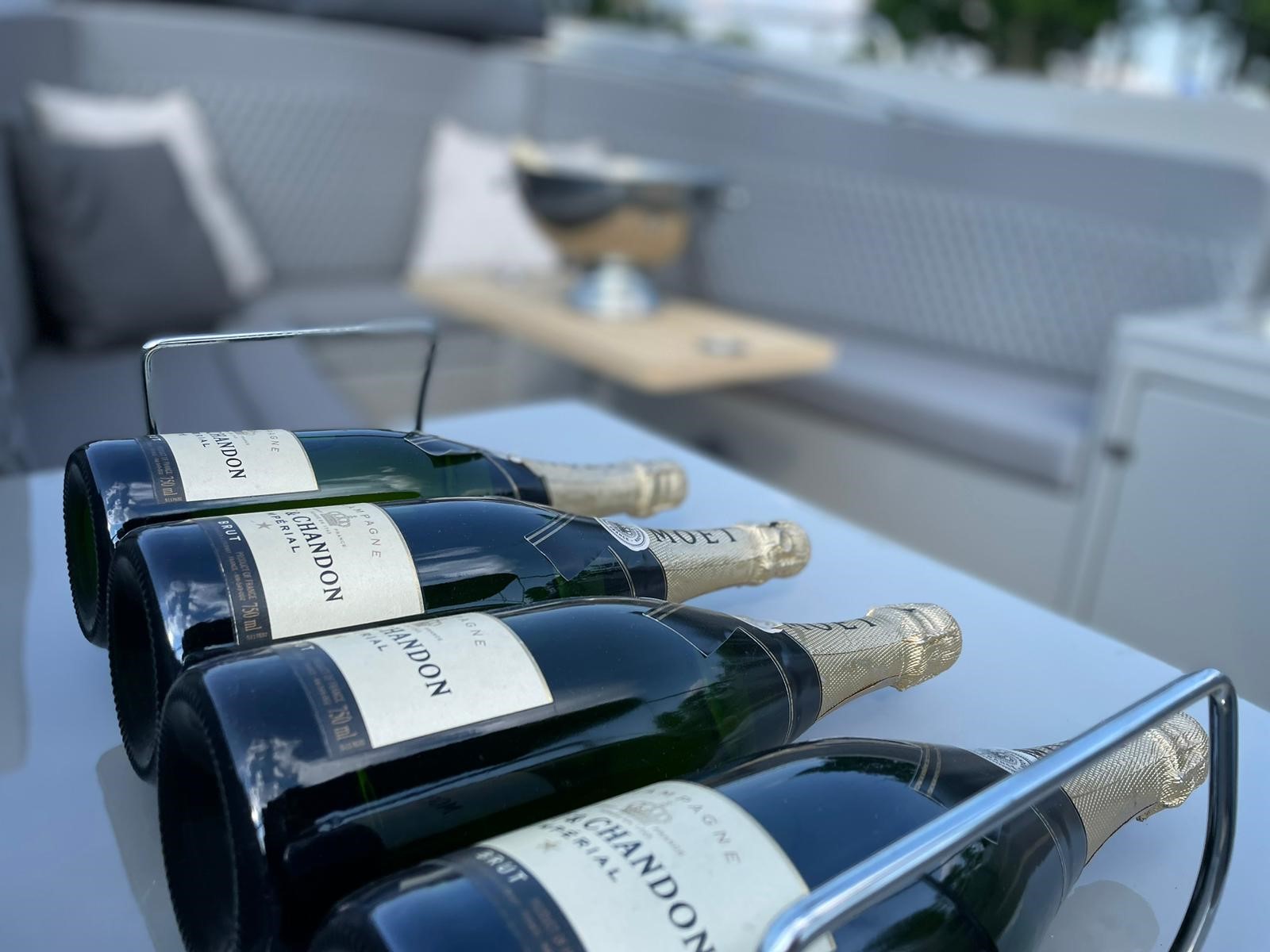 Seafury 900, champagneflessen in houder op tafel