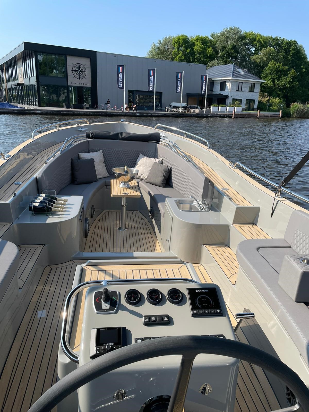 Seafury 900, cockpit met zitbank en stuurstand