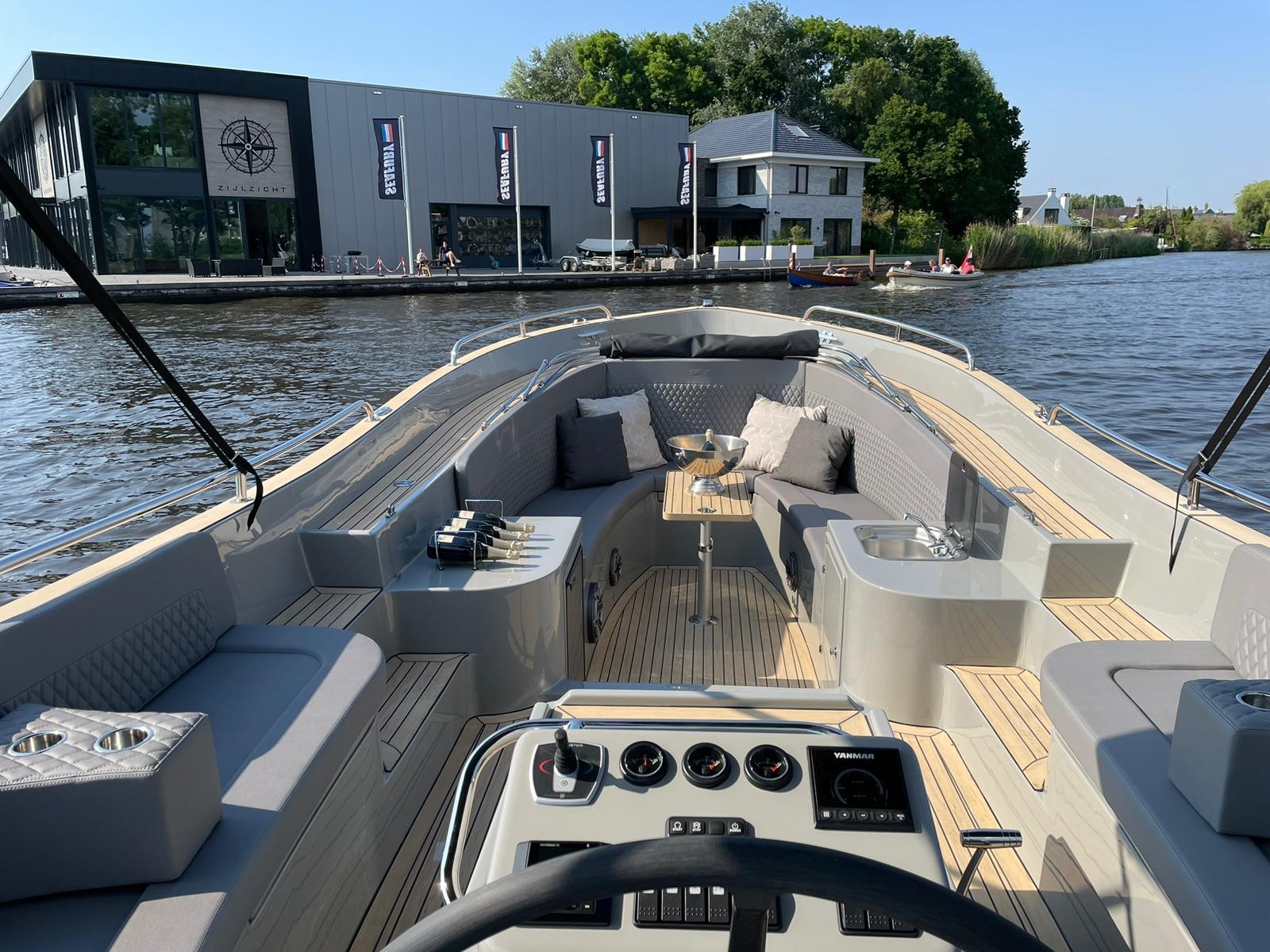 Seafury 900, cockpit met zitbanken en stuurstand
