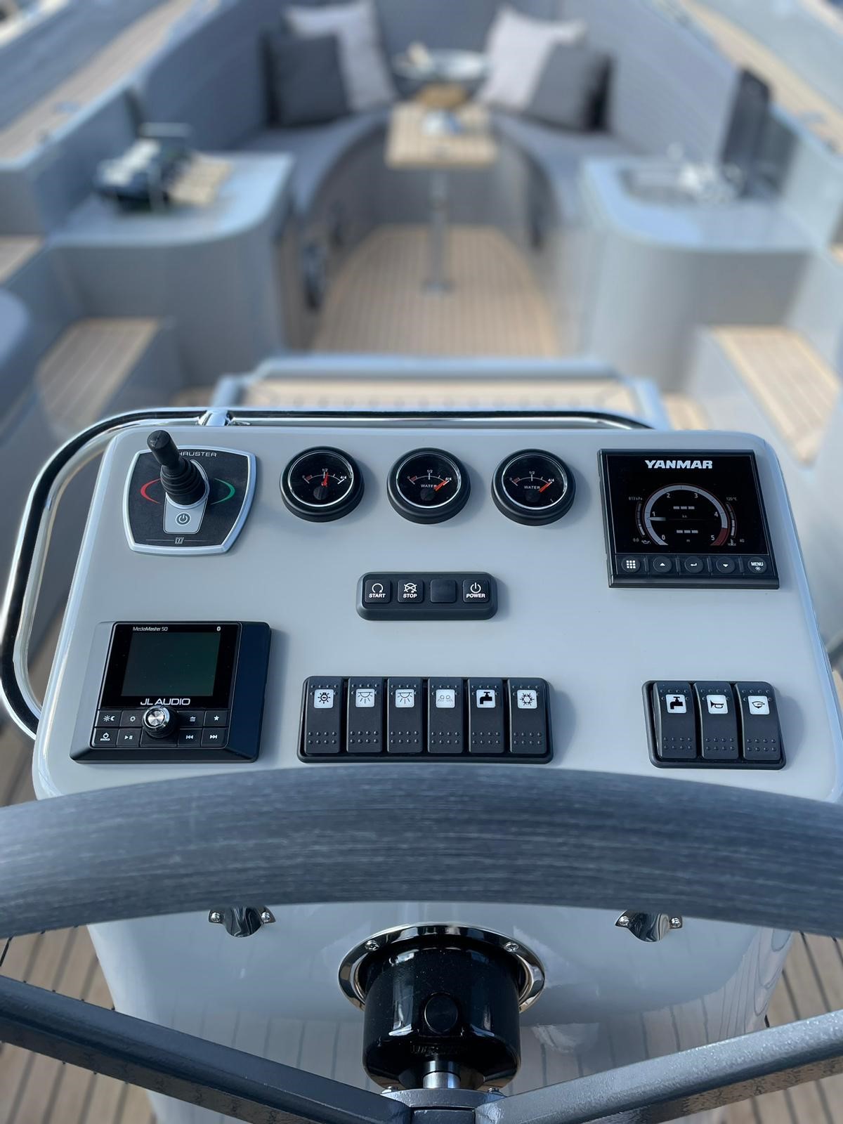 Seafury 900, stuurstand met dashboard en bedieningspaneel