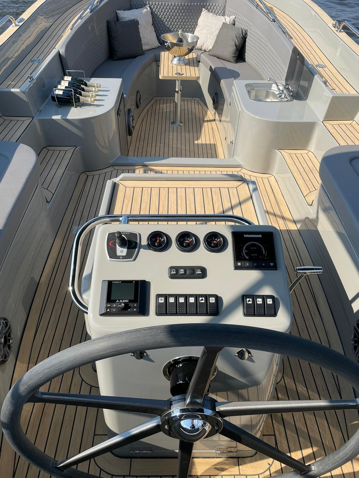 Seafury 900, stuurstand met stuurwiel en instrumenten