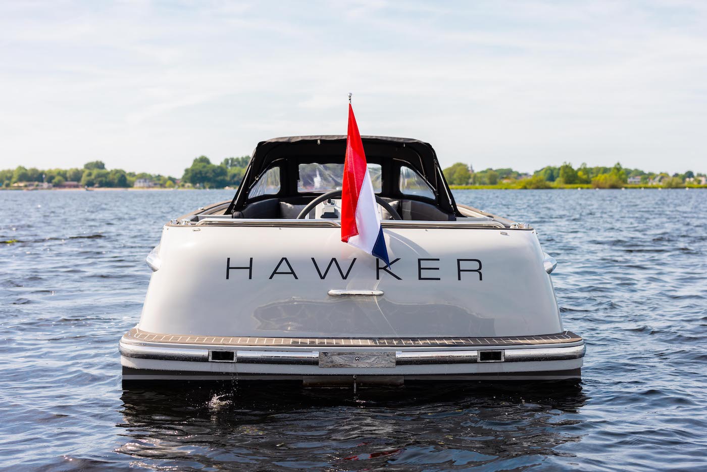 Seafury Tender Hawker 650, achterkant boot met nederlandse vlag