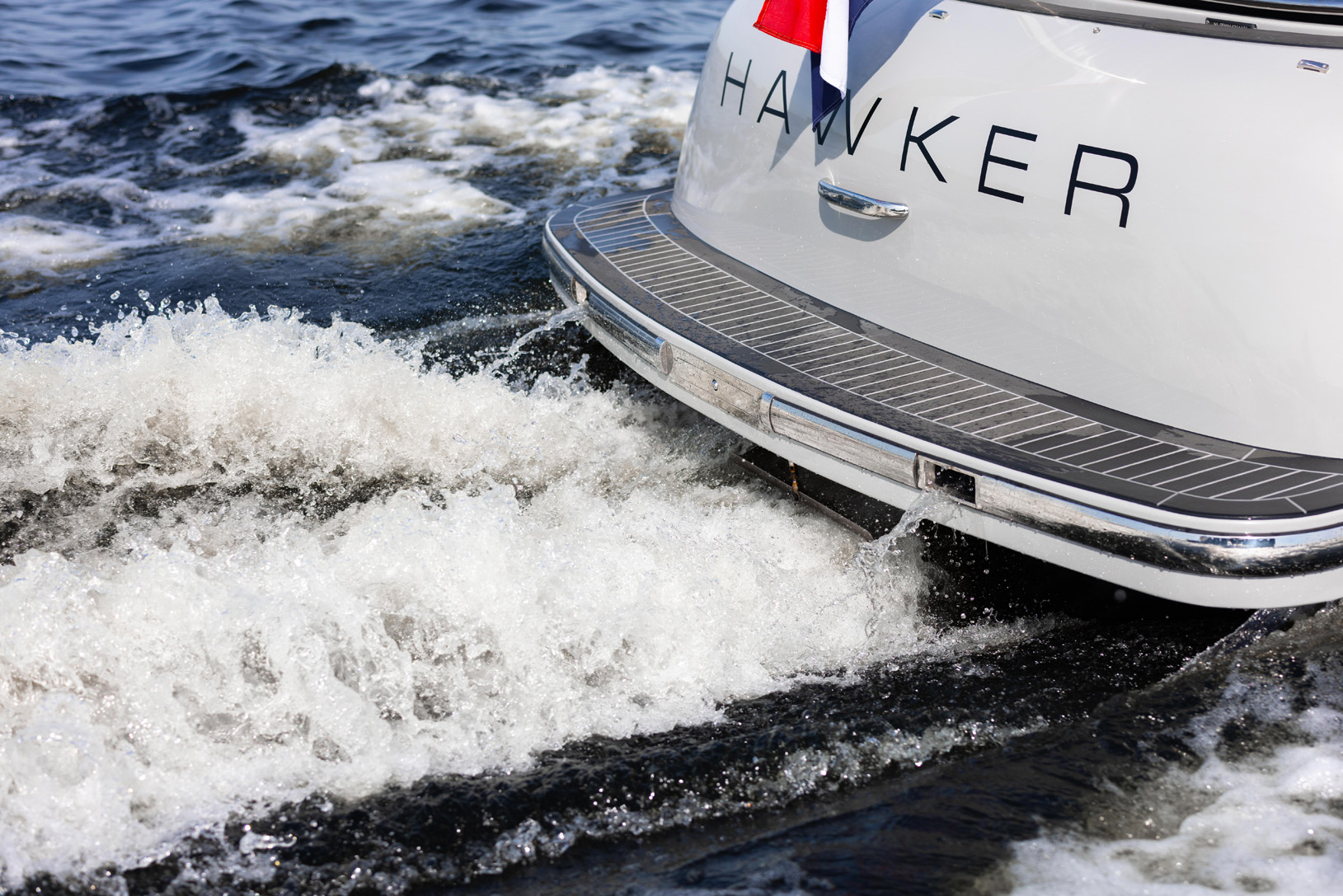 Seafury Tender Hawker 650, achtersteven boot met schroefwater