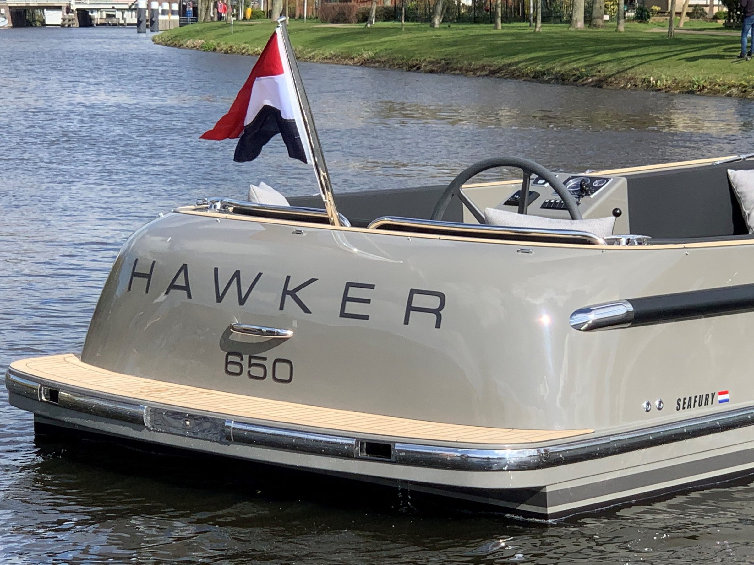 Seafury Tender Hawker 650, achtersteven boot op water