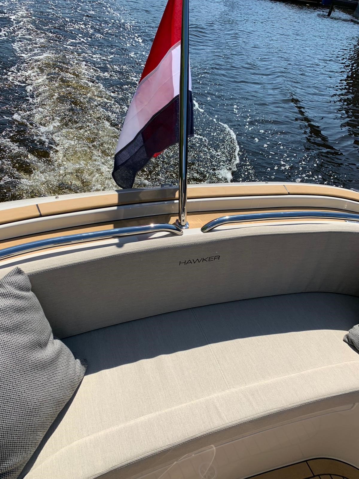 Seafury Tender Hawker 650, boot achterdek met vlag