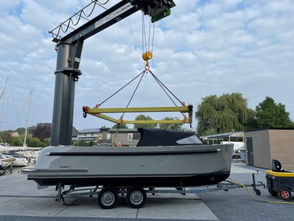 Seafury Tender Hawker 650, boot op trailer wordt getakeld