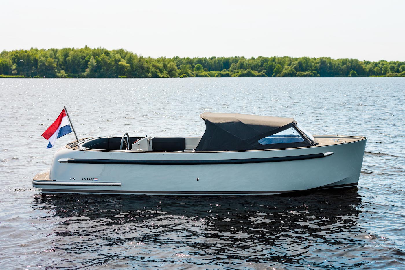Seafury Tender Hawker 650, boot stilliggend op water