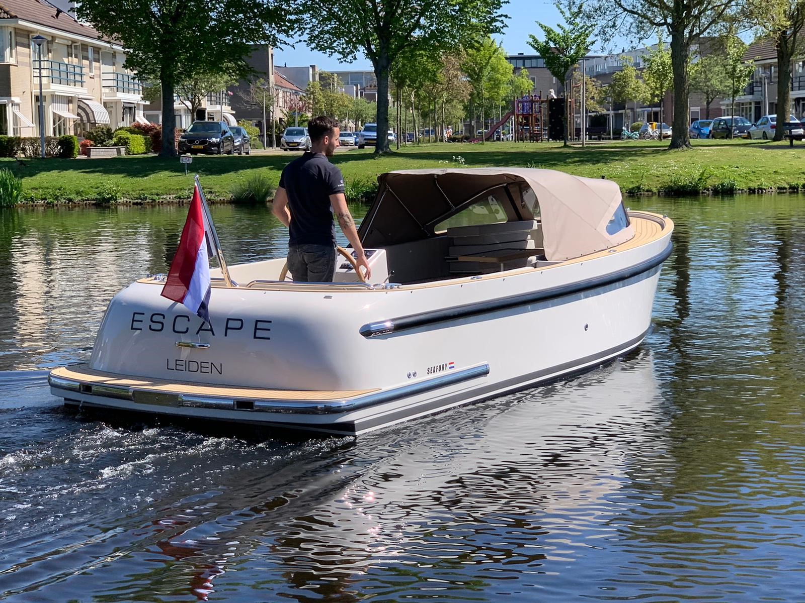 Seafury Tender Hawker 650, boot vaart door gracht