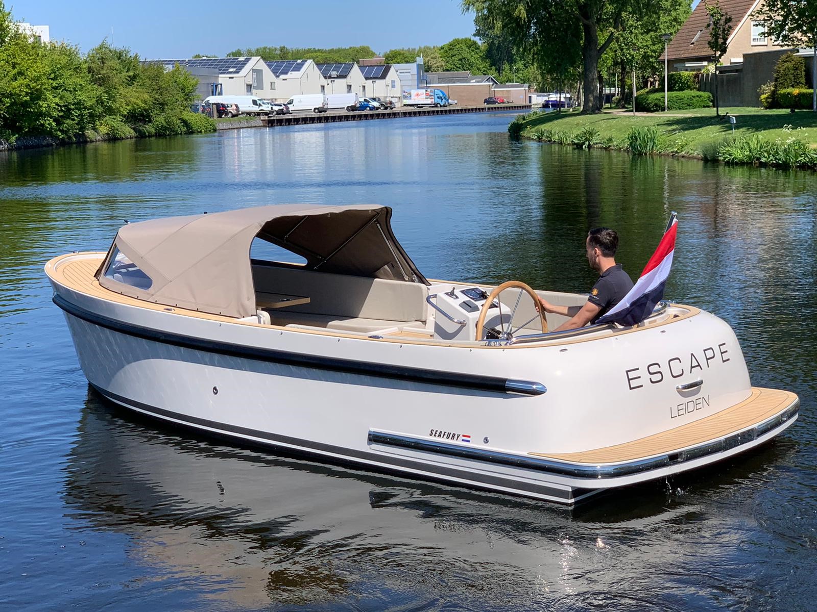 Seafury Tender Hawker 650, boot varend op kanaal