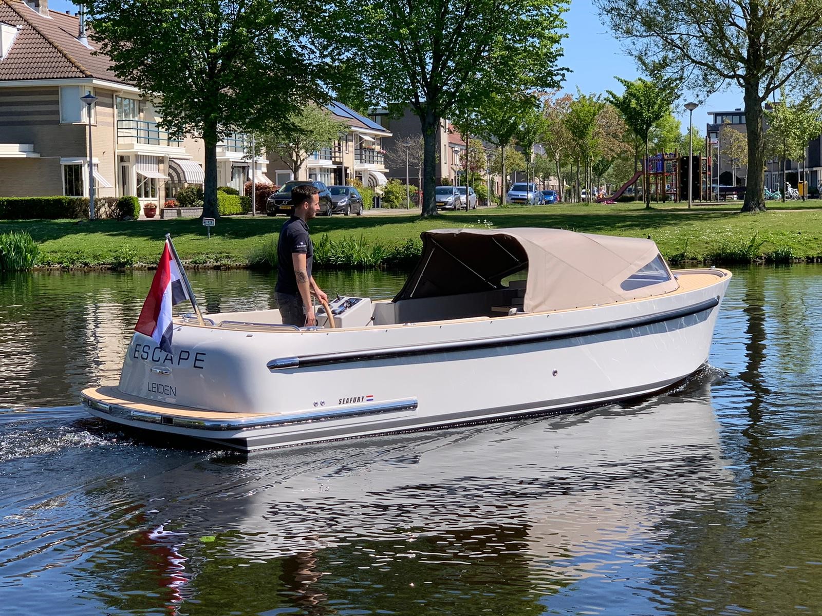 Seafury Tender Hawker 650, boot varend op kanaal
