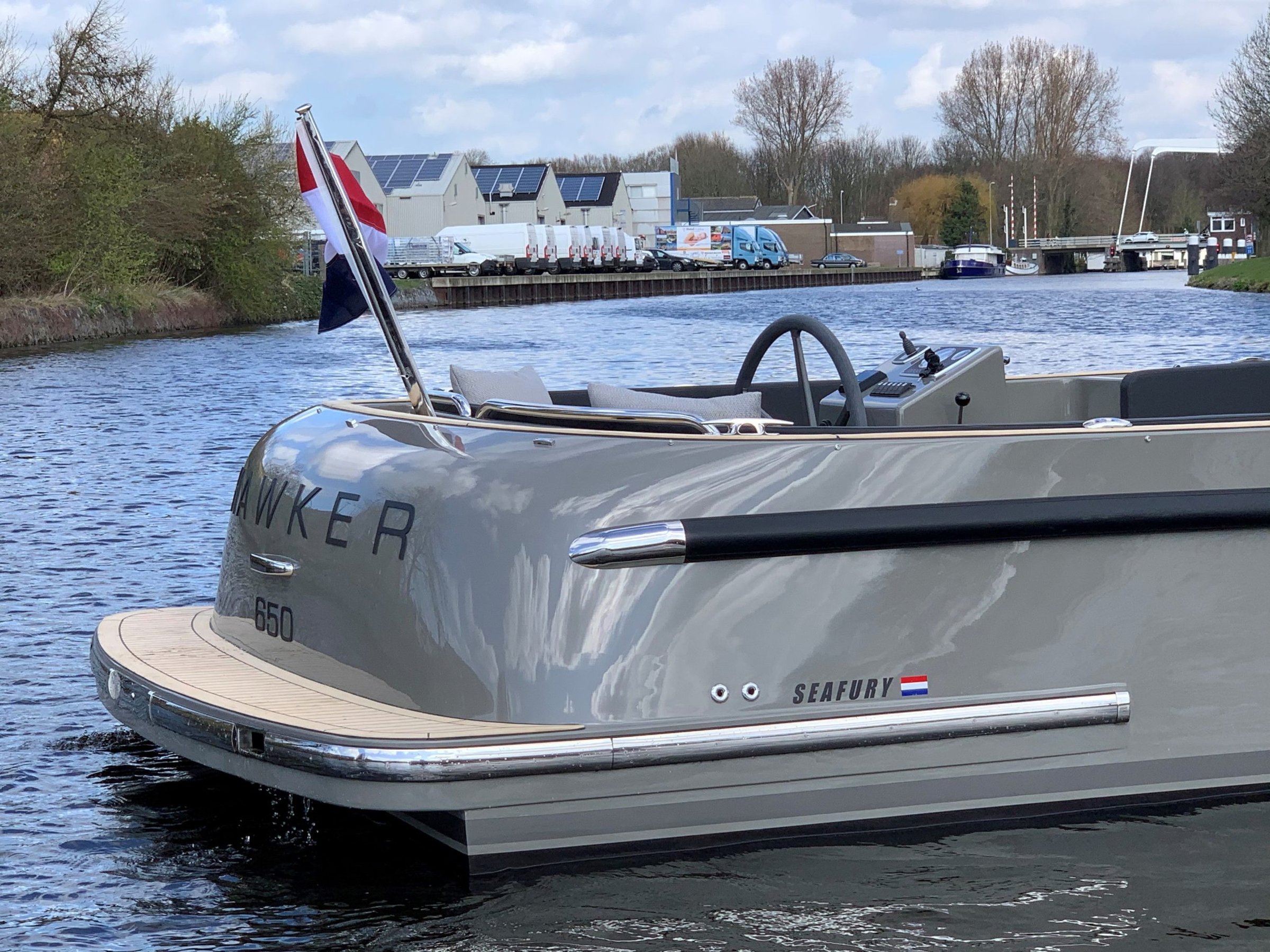 Seafury Tender Hawker 650, boot varend op kanaal