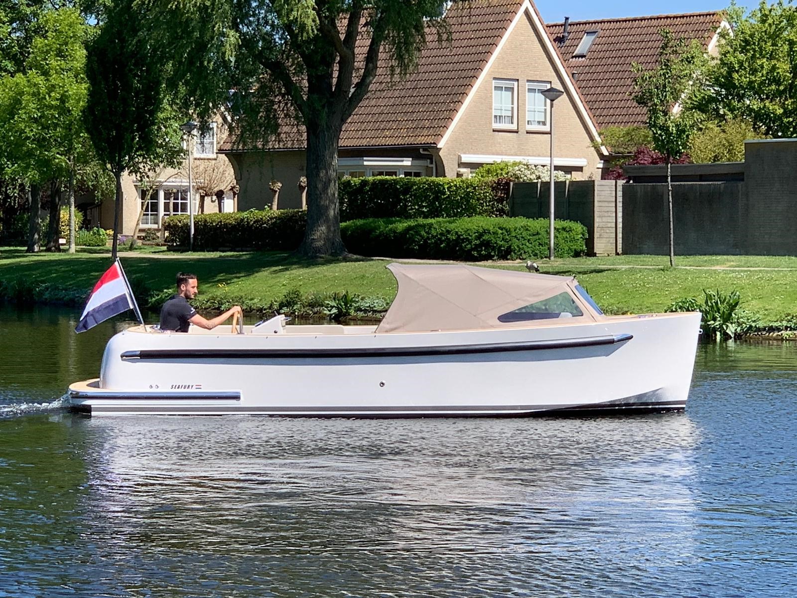 Seafury Tender Hawker 650, boot varend op water