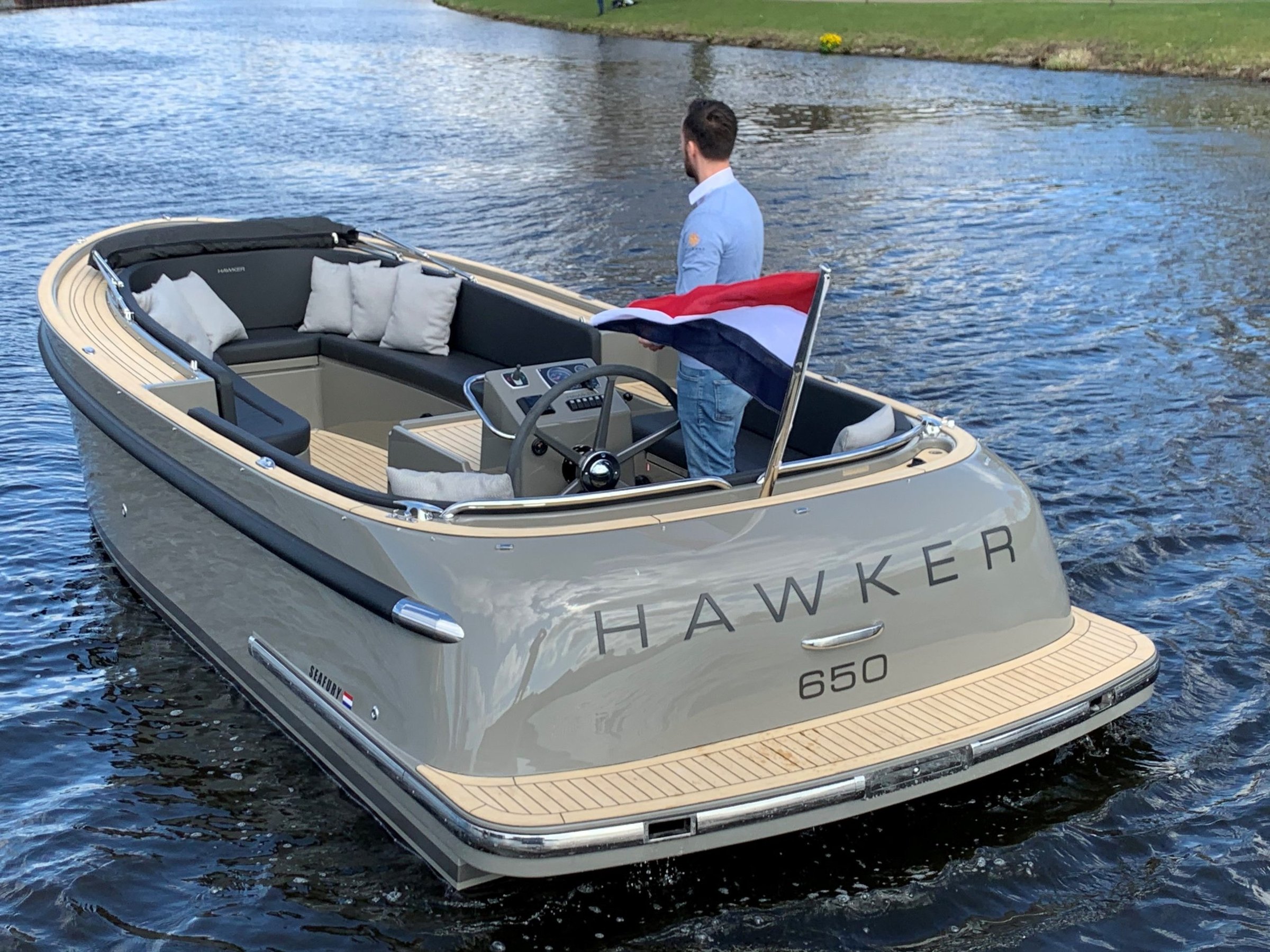 Seafury Tender Hawker 650, boot varend op water