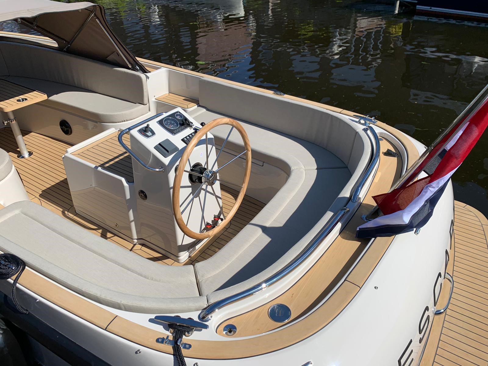 Seafury Tender Hawker 650, stuurstand en zitbanken op boot