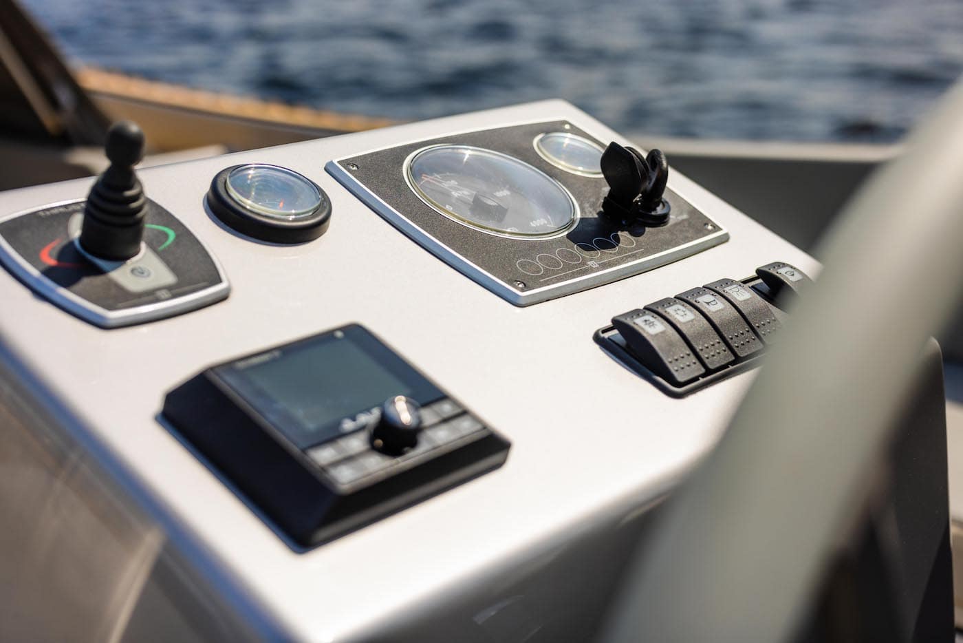 Seafury Tender Hawker 650, dashboard met stuurschakelaars en display