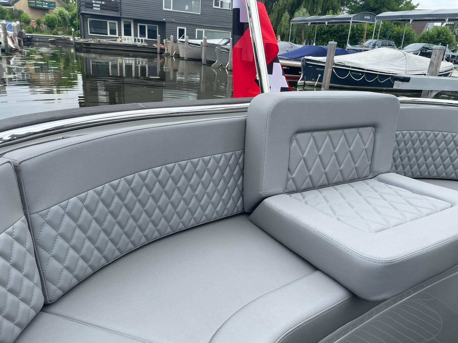 Seafury Tender Hawker 650, grijze zitbank met kussens