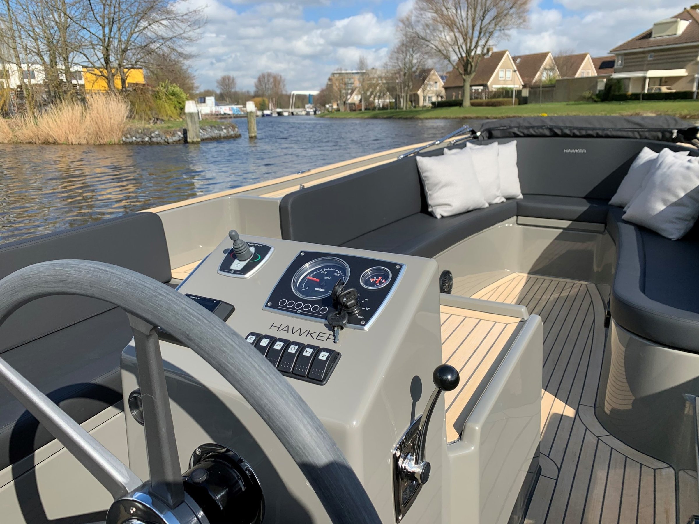 Seafury Tender Hawker 650, stuurstand met dashboard en zitbank