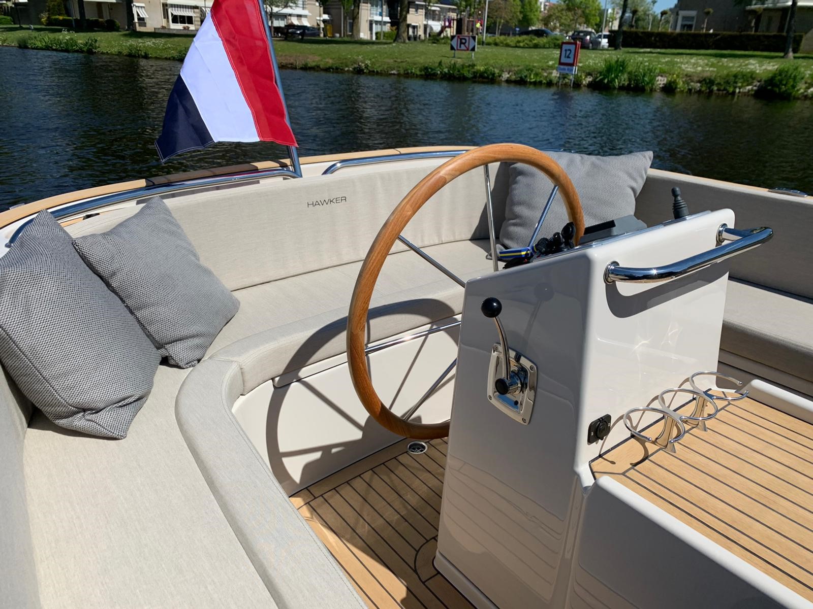 Seafury Tender Hawker 650, stuurstand met stuurwiel en kussens