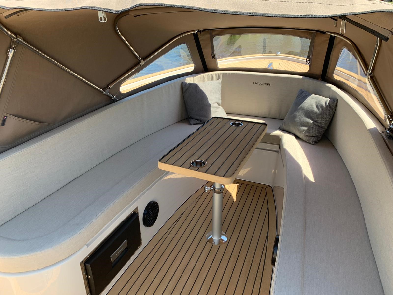 Seafury Tender Hawker 650, zitbank met tafel in kajuit