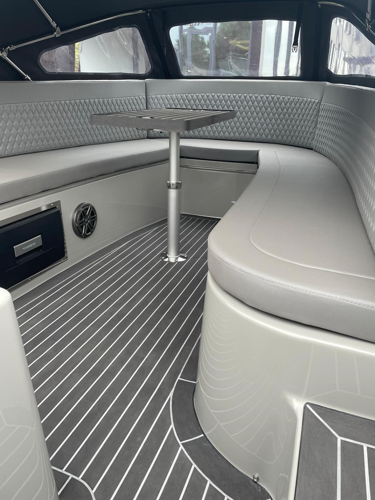 Seafury Tender Hawker 650, zitbank met tafel in kajuit