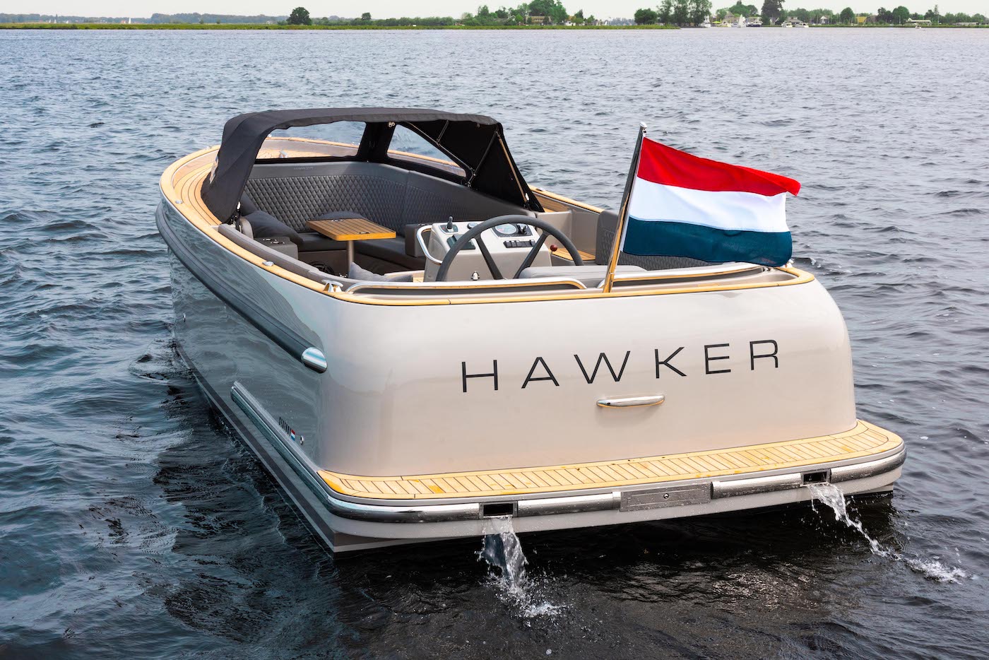 Seafury Tender Hawker 725, achteraanzicht boot met nederlandse vlag
