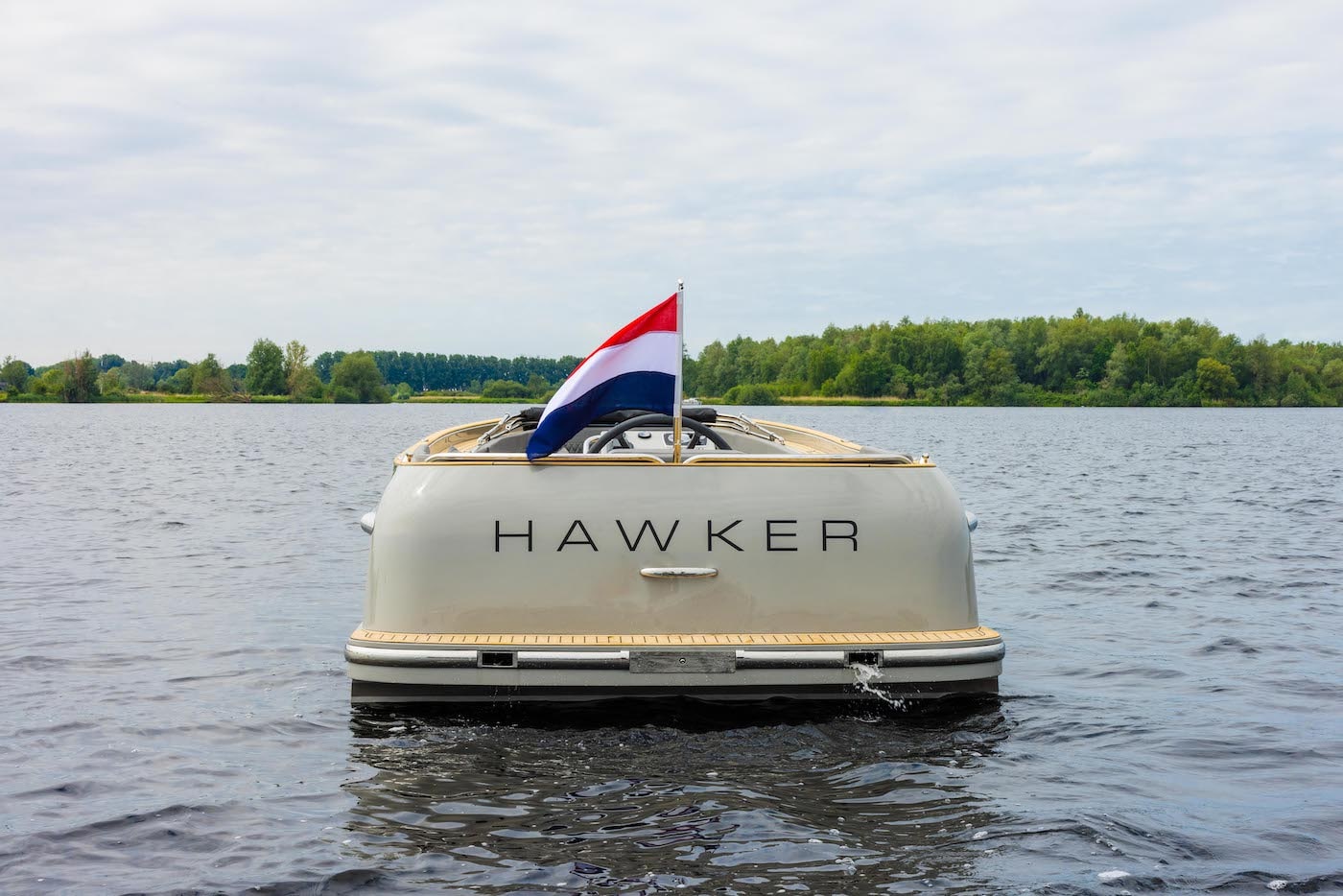 Seafury Tender Hawker 725, achteraanzicht boot met vlag