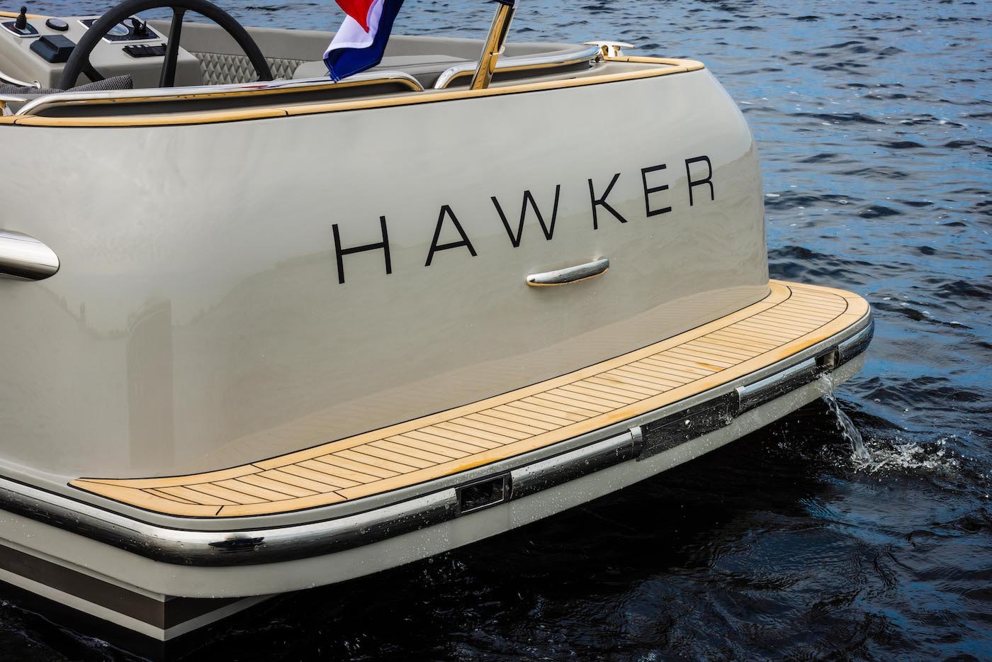 Seafury Tender Hawker 725, achtersteven boot met naam