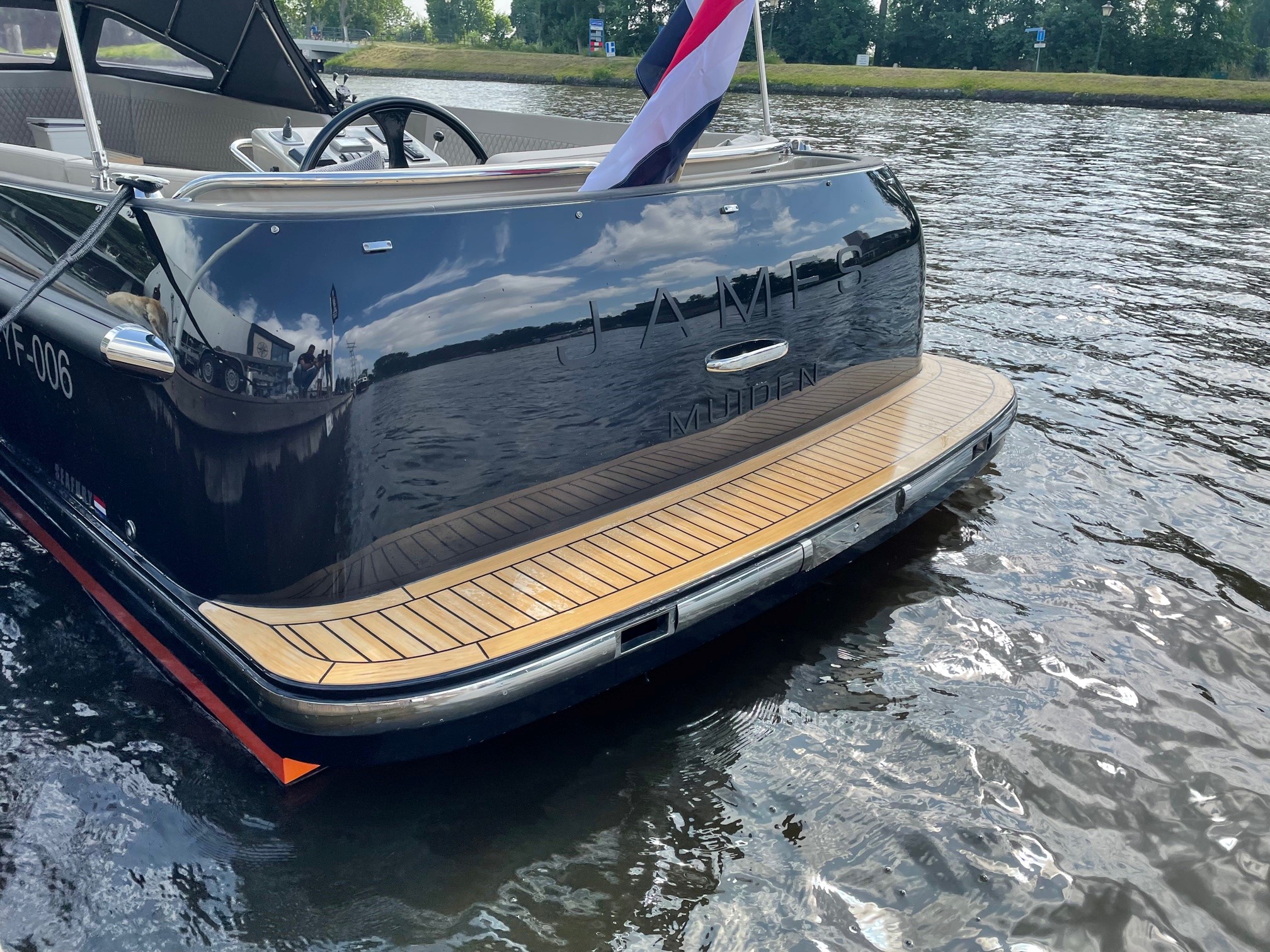 Seafury Tender Hawker 725, achtersteven boot met vlag