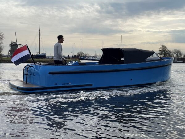 Seafury Tender Hawker 725, blauwe boot varend op water
