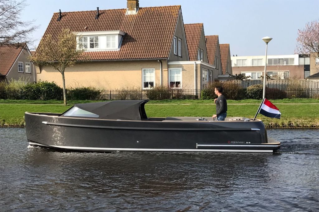 Seafury Tender Hawker 725, boot bij huizen aangelegd