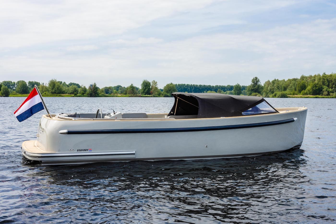 Seafury Tender Hawker 725, boot met nederlandse vlag op water