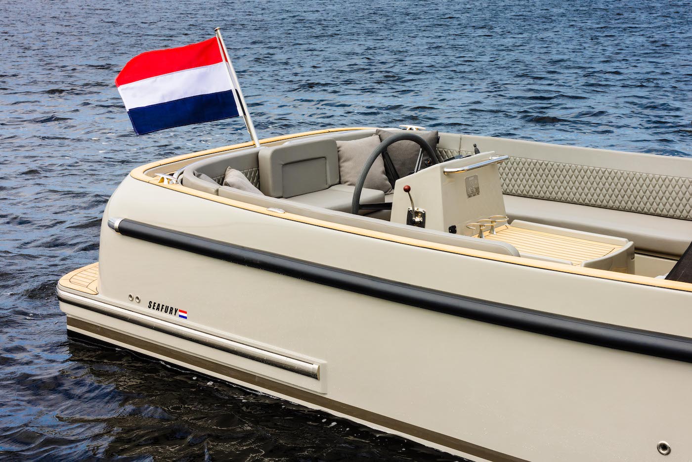 Seafury Tender Hawker 725, boot met nederlandse vlag