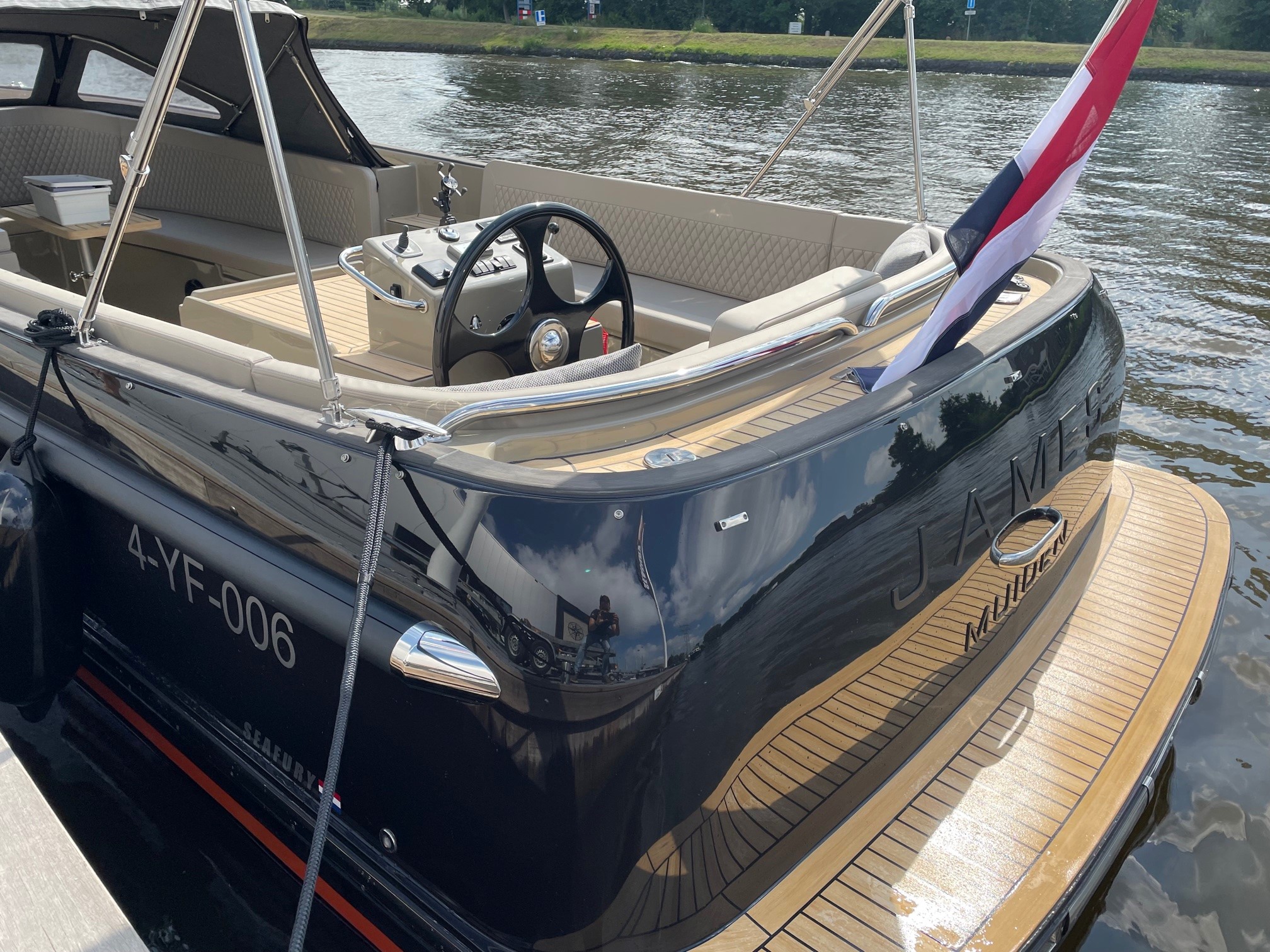 Seafury Tender Hawker 725, boot met stuurstand en vlag