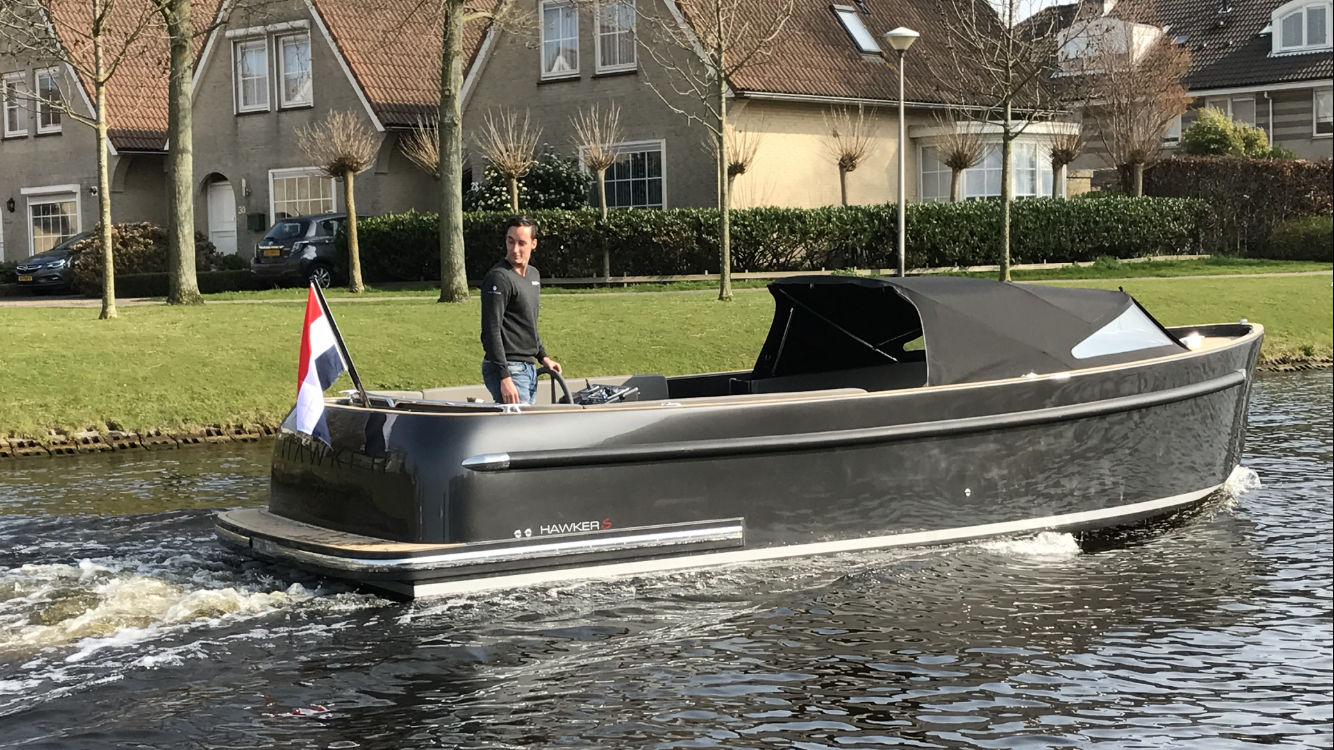 Seafury Tender Hawker 725, boot varend op kanaal