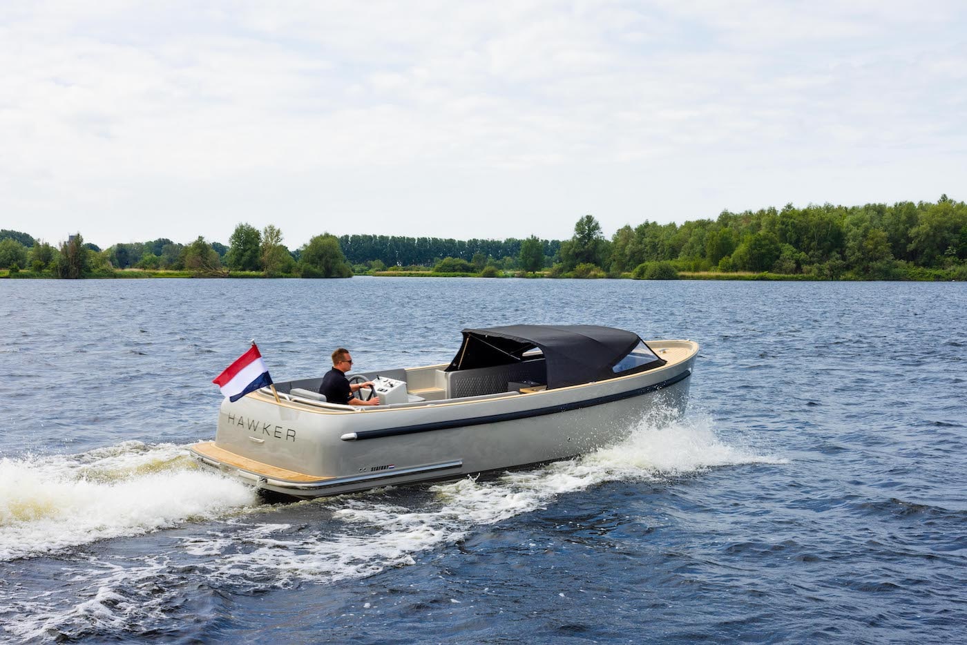 Seafury Tender Hawker 725, boot varend op meer