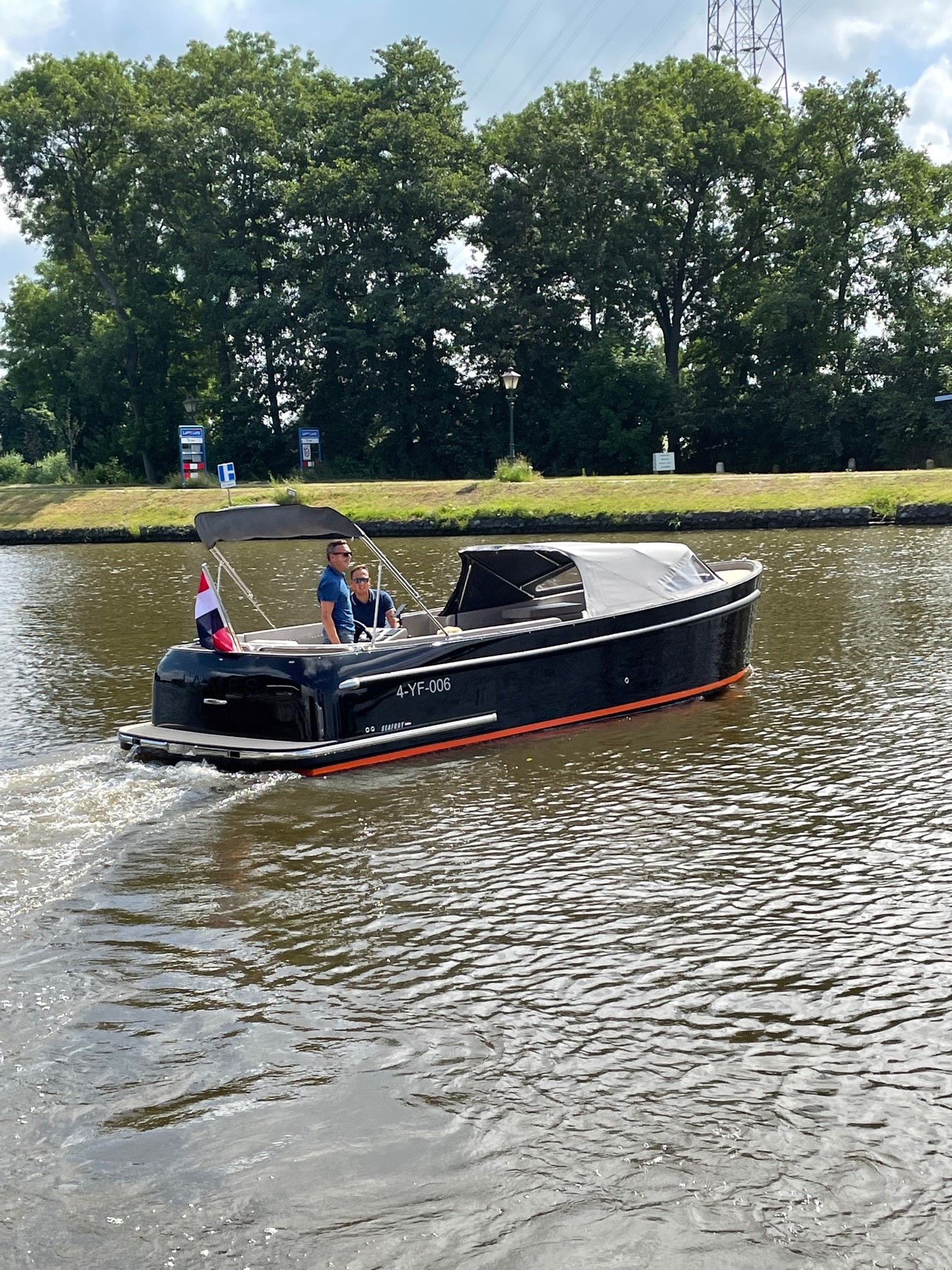 Seafury Tender Hawker 725, boot varend op rivier