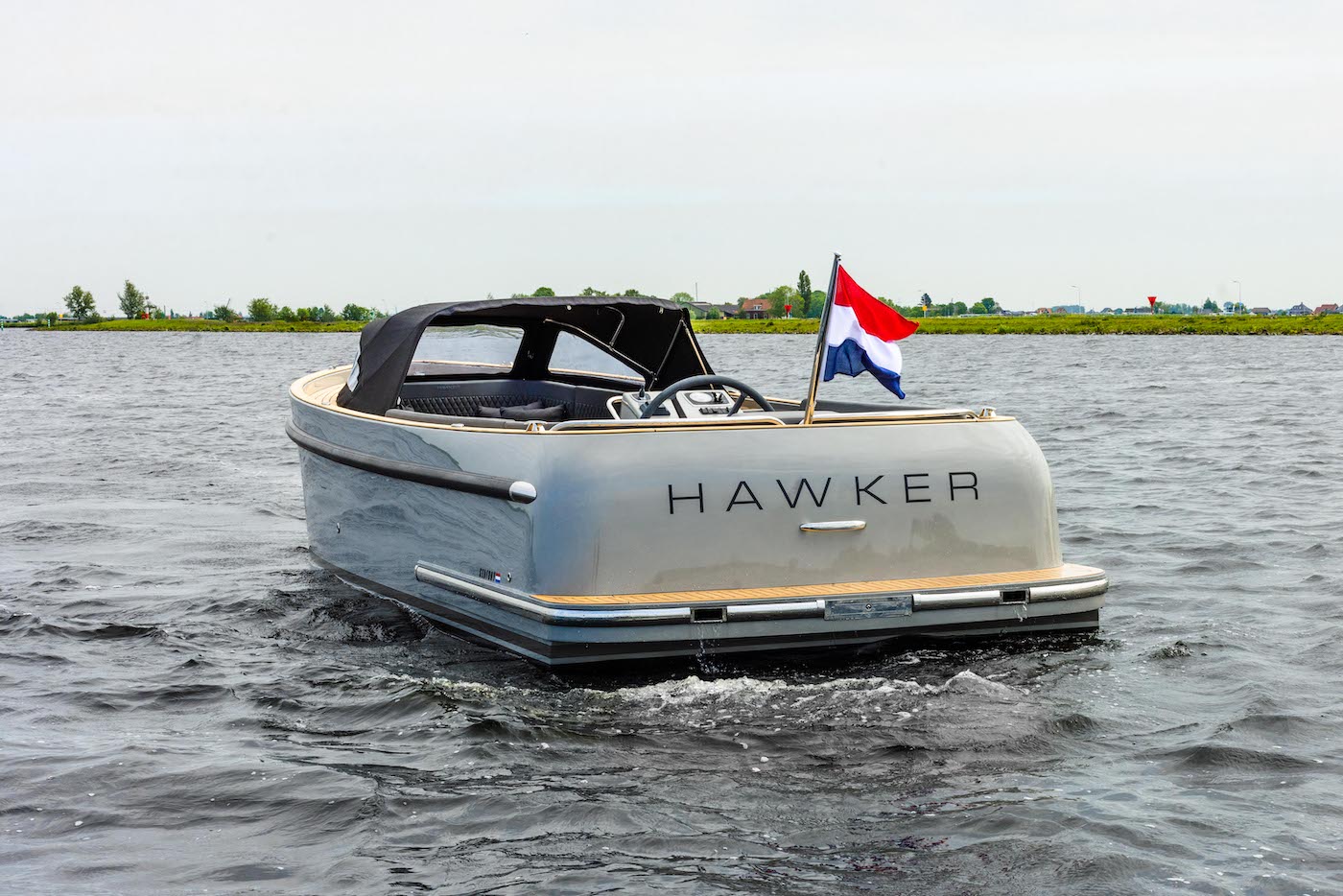 Seafury Tender Hawker 725, boot varend op water