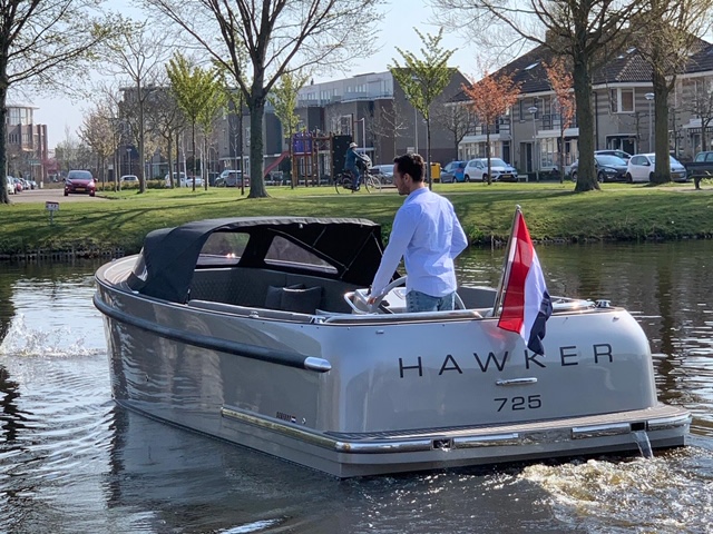 Seafury Tender Hawker 725, boot varend op water